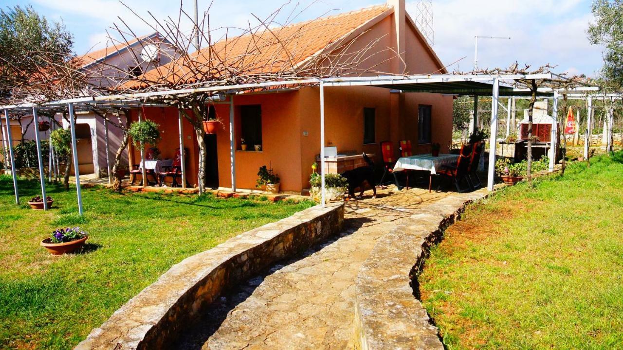 Holiday Home Buraロヴィニ エクステリア 写真