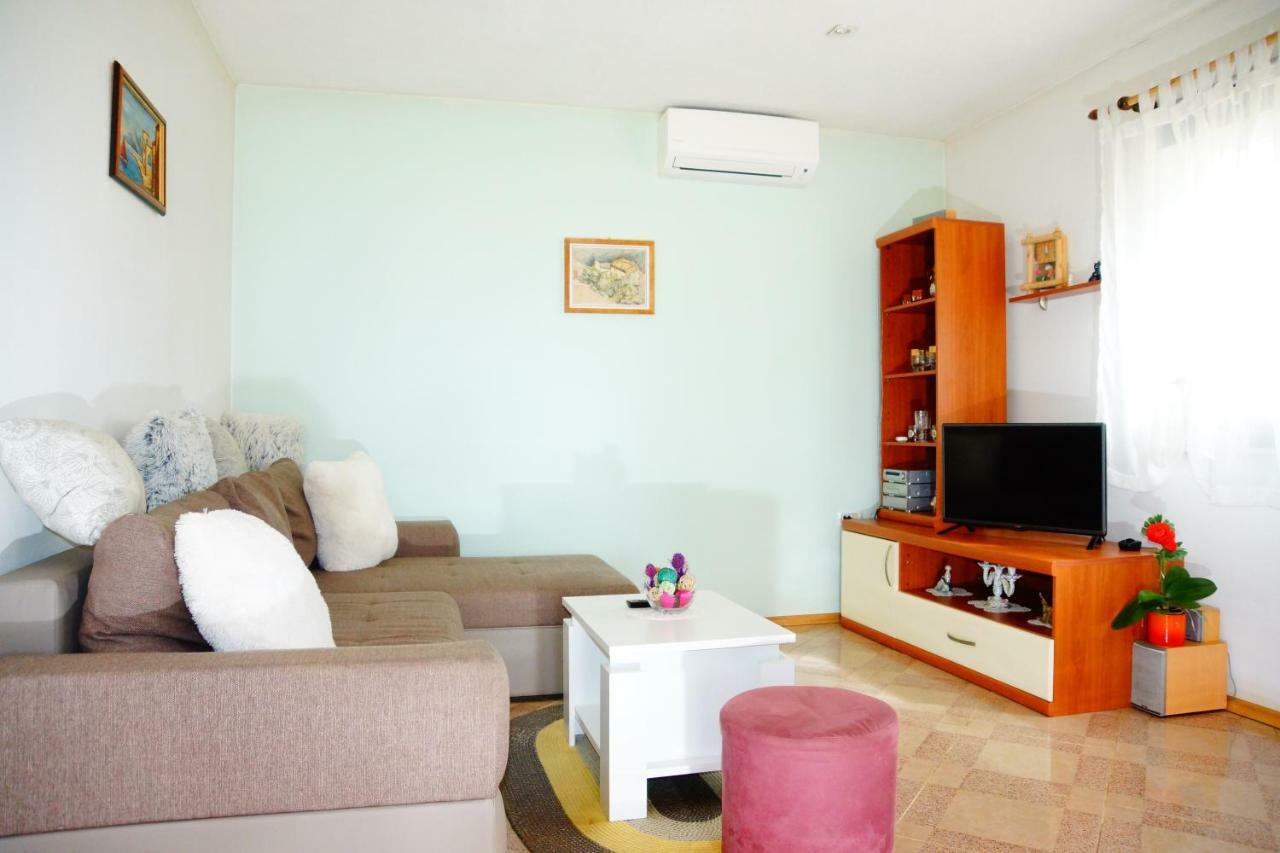 Holiday Home Buraロヴィニ エクステリア 写真